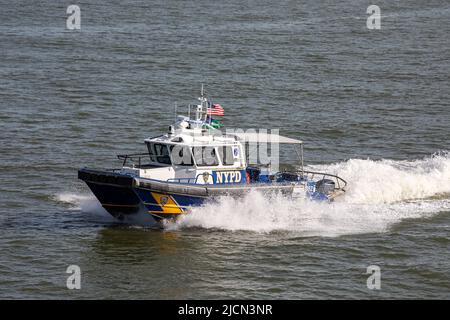 NYPD Harbour Unit Boot zur Begleitung der Staten Island Ferry in New York City, Vereinigte Staaten von Amerika Stockfoto