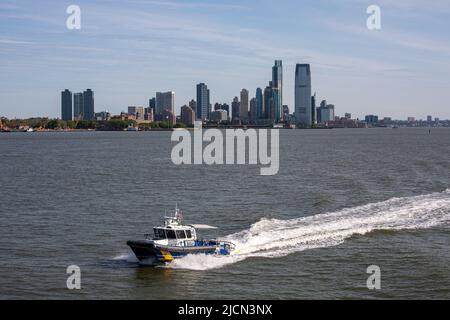 Polizeiboot der NYPD Harbour Unit mit Skyline von Jersey City im Hintergrund in New York City, USA Stockfoto