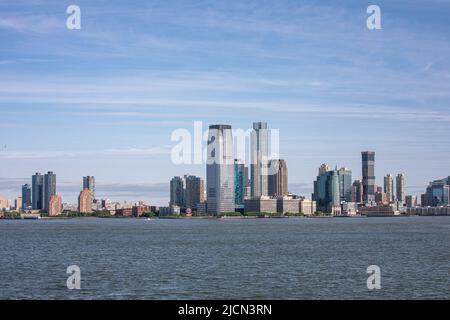 Skyline von Jersey City mit Hochhäusern in Jersey City, New Jersey, USA Stockfoto