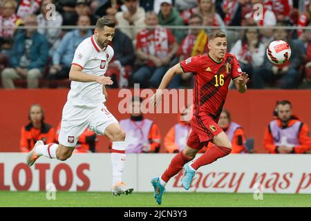 Warschau, Polen, 14/06/2022, Polens Mateusz Wieteska und Belgiens Thorgan Hazard kämpfen während eines Fußballspiels zwischen Polen und der belgischen Nationalmannschaft der Roten Teufel, Dienstag, 14. Juni 2022 in Warschau, Polen, das vierte Spiel (von sechs) in der Nationenliga A-Gruppenphase. BELGA FOTO BRUNO FAHY Stockfoto