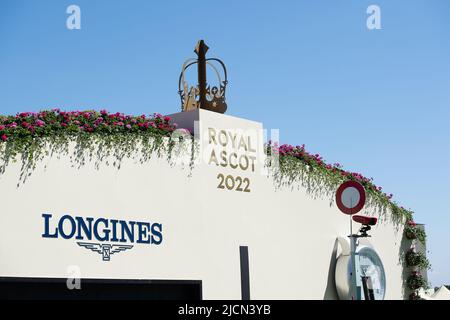 Ascot, Bergen, Großbritannien. 14.. Juni 2022. Die Sonne schien als Rennfahrer am Royal Ascot für den ersten Tag des Rennens auf der Ascot Racecourse. Quelle: Maureen McLean/Alamy Live News Stockfoto