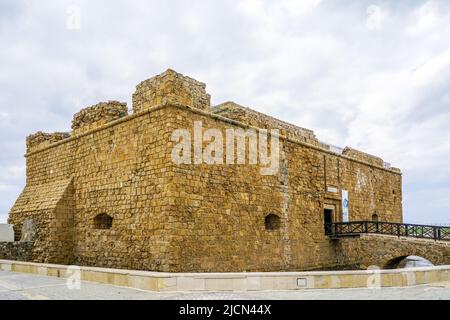 Die mittelalterliche Burg oder Festung, die den Hafen von Paphos, Zypern, bewacht Stockfoto