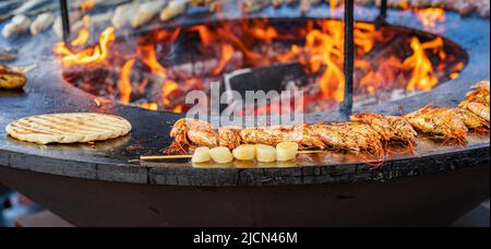 Zubereitung von Meeresfrüchten im Freien, auf bbq Grill, Grill mit Feuerflamme, selektiver Fokus vorbereitet Stockfoto