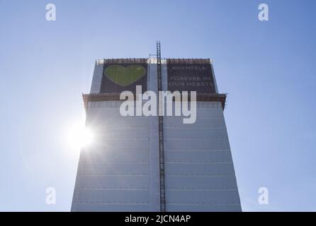 London, England, Großbritannien. 14.. Juni 2022. Grenfell Tower in einer Schutzfolie abgedeckt. Anlässlich des fünften Jahrestages der Katastrophe im Grenfell Tower fand ein Gedenkgottesdienst statt. 72 Menschen starben, als im Jahr 2017 ein Feuer auf dem Wohnblock in West London ausbrach. (Bild: © Vuk Valcic/ZUMA Press Wire) Stockfoto