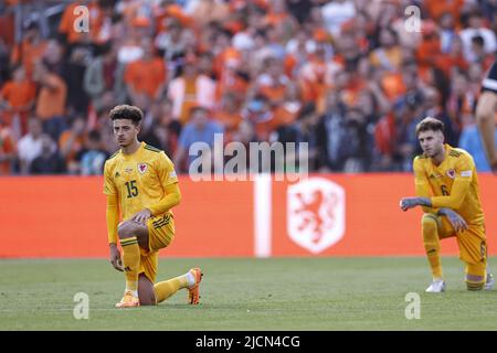 ROTTERDAM - (LR) Ethan Ampadu aus Wales und Joe Rodon aus Wales knien während des Spiels der UEFA Nations League zwischen den Niederlanden und Wales am 14. Juni 2022 im Feyenoord-Stadion in Rotterdam, Niederlande. ANP MAURICE VAN STEEN Stockfoto