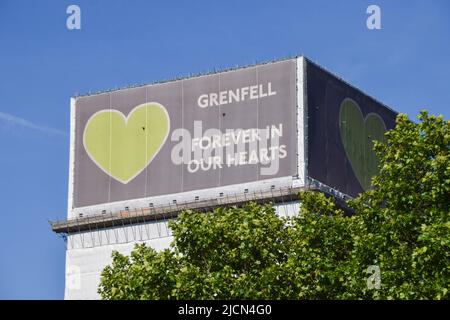 London, England, Großbritannien. 14.. Juni 2022. Grenfell Tower in einer Schutzfolie abgedeckt. Anlässlich des fünften Jahrestages der Katastrophe im Grenfell Tower fand ein Gedenkgottesdienst statt. 72 Menschen starben, als im Jahr 2017 ein Feuer auf dem Wohnblock in West London ausbrach. (Bild: © Vuk Valcic/ZUMA Press Wire) Stockfoto