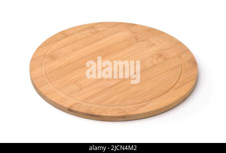 Leere runde Bambuspizzaplatte isoliert auf weiß Stockfoto