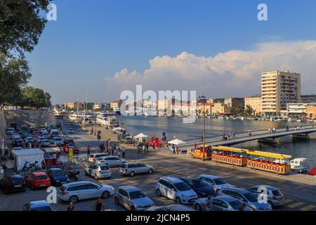 ZADAR, KROATIEN - 14. SEPTEMBER 2016: Es ist der Kai Liburnska und der alte Hafen in der Nähe der Festungsmauern der Altstadt. Stockfoto