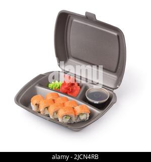 Sushi-Rollen in einem Schaumstoffbehälter zum Mitnehmen, isoliert auf Weiß Stockfoto