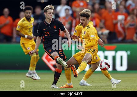 ROTTERDAM - (LR) Frenkie de Jong aus Holland, Ethan Ampadu aus Wales während des Spiels der UEFA Nations League zwischen den Niederlanden und Wales im Feyenoord-Stadion am 14. Juni 2022 in Rotterdam, Niederlande. ANP MAURICE VAN STEEN Stockfoto