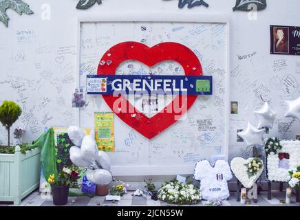 London, Großbritannien. 14.. Juni 2022. Die Londoner versammelten sich zum fünften Jahrestag der Katastrophe im Grenfell Tower, um ihre Achtung zu zollen. 72 Menschen starben, als im Jahr 2017 ein Feuer auf dem Wohnblock in West London ausbrach. Kredit: Vuk Valcic/Alamy Live Nachrichten Stockfoto