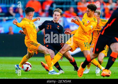 ROTTERDAM, NIEDERLANDE - 14. JUNI: Harry Wilson aus Wales, Frenkie de Jong aus den Niederlanden, Ethan Ampadu aus Wales während der UEFA Nations League Ein Spiel der Gruppe 4 zwischen den Niederlanden und Wales im Stadion Feyenoord am 14. Juni 2022 in Rotterdam, Niederlande (Foto: Geert van Erven/Orange Picts) Stockfoto