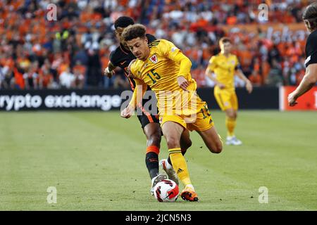 ROTTERDAM - (LR) Cody Gakpo aus Holland, Ethan Ampadu aus Wales während des Spiels der UEFA Nations League zwischen den Niederlanden und Wales im Feyenoord-Stadion am 14. Juni 2022 in Rotterdam, Niederlande. ANP MAURICE VAN STEEN Stockfoto