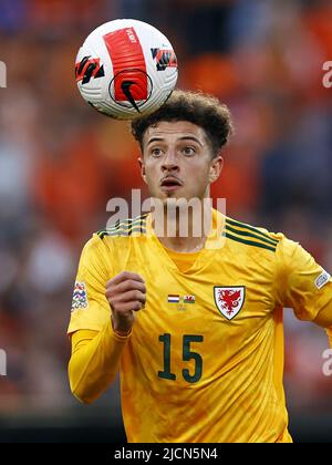ROTTERDAM - Ethan Ampadu von Wales während des Spiels der UEFA Nations League zwischen den Niederlanden und Wales im Feyenoord-Stadion am 14. Juni 2022 in Rotterdam, Niederlande. ANP MAURICE VAN STEEN Stockfoto