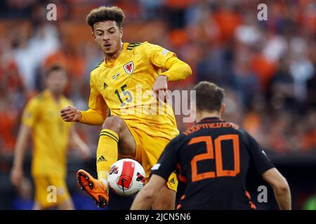 ROTTERDAM - (LR) Ethan Ampadu aus Wales, Teun Koopmeiners aus Holland während des Spiels der UEFA Nations League zwischen den Niederlanden und Wales im Feyenoord-Stadion am 14. Juni 2022 in Rotterdam, Niederlande. ANP MAURICE VAN STEEN Stockfoto