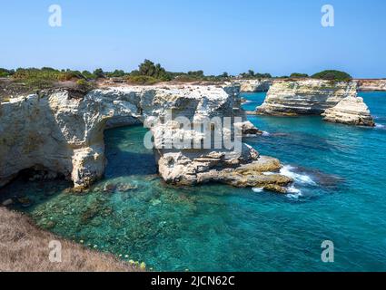 Melendugno, Provinz Lecce, Apulien, Italien. August 2021. Die Stapel von Sant'Andrea sind ein Anziehungspunkt: Die außergewöhnliche Landschaft. Stockfoto