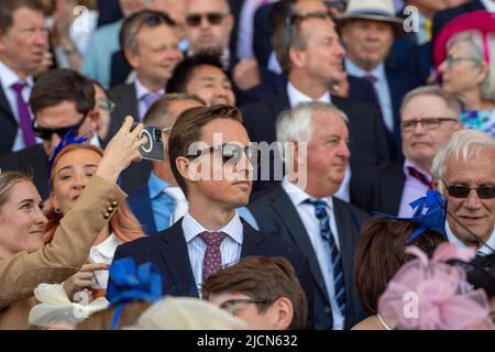 Ascot, Bergen, Großbritannien. 14.. Juni 2022. Die Menge, die das Rennen im Royal Ascot genießt. Quelle: Maureen McLean/Alamy Live News Stockfoto