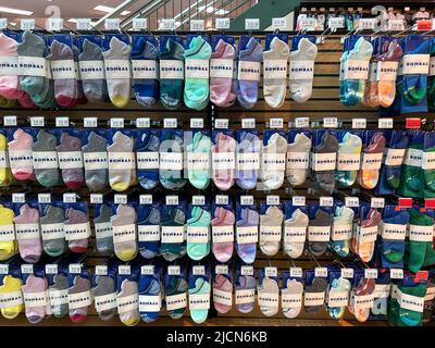 Springfield, IL USA - 2. Mai 2022: Eine Ausstellung von Bombas Socken zum Verkauf im Scheels Sporting Goods Store in Springfield, Illinois. Stockfoto