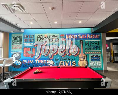 Tupelo, MS USA - 5. Mai 2022: Das Tupelo-Wandbild in der Tru Hotel Lobby in Tupelo, Mississippi. Stockfoto