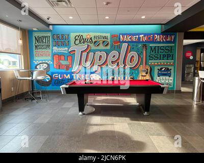 Tupelo, MS USA - 5. Mai 2022: Das Tupelo-Wandbild in der Tru Hotel Lobby in Tupelo, Mississippi. Stockfoto