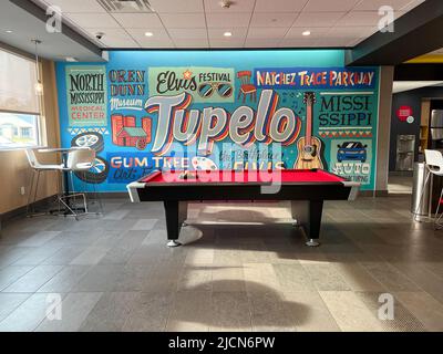 Tupelo, MS USA - 5. Mai 2022: Das Tupelo-Wandbild in der Tru Hotel Lobby in Tupelo, Mississippi. Stockfoto