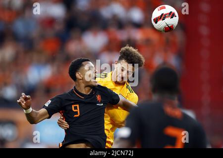 ROTTERDAM - (LR) Cody Gakpo aus Holland, Ethan Ampadu aus Wales während des Spiels der UEFA Nations League zwischen den Niederlanden und Wales im Feyenoord-Stadion am 14. Juni 2022 in Rotterdam, Niederlande. ANP MAURICE VAN STEEN Stockfoto