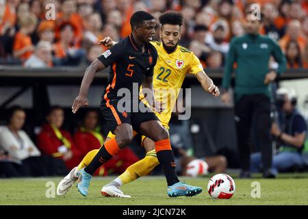 ROTTERDAM - (LR) Tyrell Malacia aus Holland, Sorba Thomas aus Wales während des UEFA Nations League-Spiels zwischen den Niederlanden und Wales im Feyenoord-Stadion am 14. Juni 2022 in Rotterdam, Niederlande. ANP MAURICE VAN STEEN Stockfoto