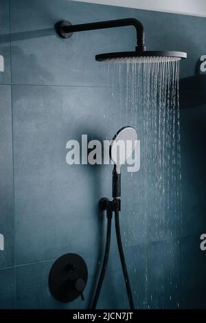 Wasser läuft vom oberen Duschkopf. In einem Sanitär-Shop als Demonstration Stockfoto