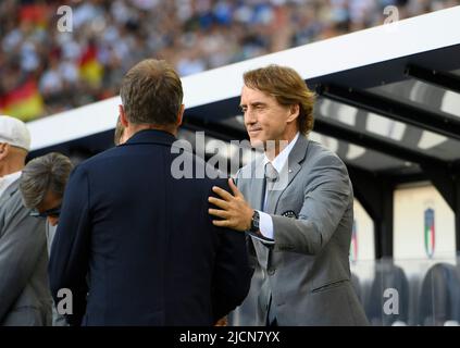 Trainer Roberto MANCINI (ITA) begrüßt Nationaltrainer Hans Dieter Hansi FLICK (GER). Fußball UEFA Nations League, Spieltag 4, Deutschland (GER) - Italien (ITA), am 14.. Juni 2022 in Borussia Monchengladbach/Deutschland. Stockfoto