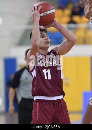 Doha, Katar. 14.. Juni 2022. Ghassan Hajar vom Qatar Basketball Team in Aktion während des FIBA U16 Asienmeisterschaftsspiel 2022 zwischen Indien und Katar in der Al-Gharafa Sports Multi-Purpose Hall. Endstand; Indien 77:51 Katar. Kredit: SOPA Images Limited/Alamy Live Nachrichten Stockfoto