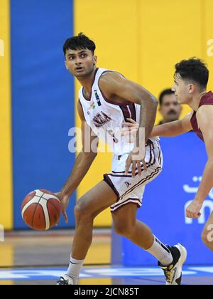 Doha, Katar. 14.. Juni 2022. Harscher Dagar des indischen Basketballteams in Aktion während des FIBA U16 Asienmeisterschaftsspiel 2022 zwischen Indien und Katar in der Al-Gharafa Sports Multi-Purpose Hall. Endstand; Indien 77:51 Katar. Kredit: SOPA Images Limited/Alamy Live Nachrichten Stockfoto