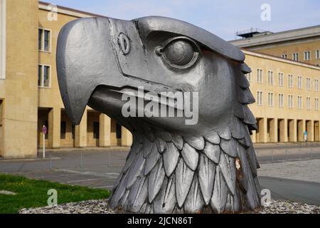 Vor dem ehemaligen Terminalgebäude des Flughafens Tempelhof steht der Adlerplatz, eine 4,50 Meter hohe Adlerkopfskulptur. Berlin, Deutschland, 1.5.22 Stockfoto