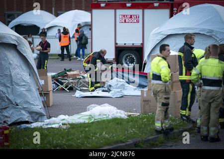 2022-06-14 21:16:33 TER APEL - das Rote Kreuz stellt fünfzig zusätzliche Zelte im Registrierungszentrum der zentralen Organsuchenden (COA) in Ter Apel auf. Zweihundert Menschen können in den fünfzig Zelten schlafen. Am Tag zuvor hatte das Rote Kreuz bereits zehn Zelte auf dem Gelände des Application Centers aufgestellt, das mit großen Kapazitätsprobleme zu kämpfen hat. ANP JEROEN JUMELET niederlande Out - belgien Out Stockfoto