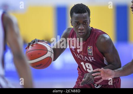 Doha, Katar. 14.. Juni 2022. Moustapha Ndao vom Qatar Basketball Team in Aktion während des FIBA U16 Asienmeisterschaftsspiel 2022 zwischen Indien und Katar in der Al-Gharafa Sports Multi-Purpose Hall. Endstand; Indien 77:51 Katar. Kredit: SOPA Images Limited/Alamy Live Nachrichten Stockfoto