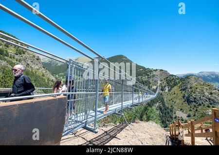 Die längste tibetische Brücke Europas, 600 Meter lang und 200 Meter hoch in der Pfarrei Canillo in Andorra. Stockfoto