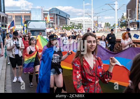 Breslau, Polen. 11.. Juni 2022. Die Demonstranten halten während der Kundgebung der Pride eine riesige Pride-Flagge. 14. Stolz Prozession in Breslau. Dabei ging es nicht nur um die Gleichstellung, sondern auch um die aktuellen Ereignisse in der Ukraine und die Einschränkungen des Abtreibungsrechts. Während des marsches erschien eine Gruppe katholischer Gegendemonstration, die jedoch von der Polizei friedlich getrennt wurde. (Foto: Amadeuz Swierk/SOPA Images/Sipa USA) Quelle: SIPA USA/Alamy Live News Stockfoto