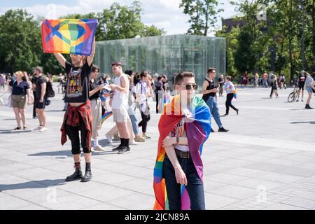 Breslau, Polen. 11.. Juni 2022. Ein Demonstrator bedeckt sich während der Kundgebung, 14., mit einer Stolzprozession in Breslau. Dabei ging es nicht nur um die Gleichstellung, sondern auch um die aktuellen Ereignisse in der Ukraine und die Einschränkungen des Abtreibungsrechts. Während des marsches erschien eine Gruppe katholischer Gegendemonstration, die jedoch von der Polizei friedlich getrennt wurde. (Foto: Amadeuz Swierk/SOPA Images/Sipa USA) Quelle: SIPA USA/Alamy Live News Stockfoto