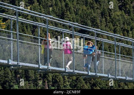 Canillo, Andorra. 2022. Juni 9. Menschen gehen auf der längsten tibetischen Brücke Europas, 600 Meter lang und 200 Meter hoch in der Pfarrei Canillo in Stockfoto