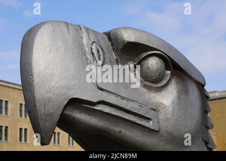 Vor dem ehemaligen Terminalgebäude des Flughafens Tempelhof steht der Adlerplatz, eine 4,50 Meter hohe Adlerkopfskulptur. Berlin, Deutschland, 1.5.22 Stockfoto