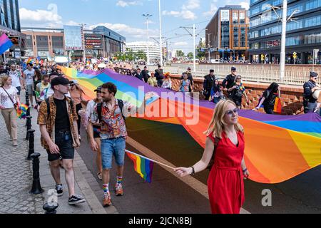 Breslau, Polen. 11.. Juni 2022. Die Demonstranten halten während der Kundgebung der Pride eine riesige Pride-Flagge. 14. Stolz Prozession in Breslau. Dabei ging es nicht nur um die Gleichstellung, sondern auch um die aktuellen Ereignisse in der Ukraine und die Einschränkungen des Abtreibungsrechts. Während des marsches erschien eine Gruppe katholischer Gegendemonstration, die jedoch von der Polizei friedlich getrennt wurde. (Foto: Amadeuz Swierk/SOPA Images/Sipa USA) Quelle: SIPA USA/Alamy Live News Stockfoto