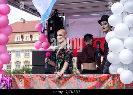 Breslau, Polen. 11.. Juni 2022. Queere Glockenther, die vor der Pride-Rallye gesehen wurden. 14. Stolz Prozession in Breslau. Dabei ging es nicht nur um die Gleichstellung, sondern auch um die aktuellen Ereignisse in der Ukraine und die Einschränkungen des Abtreibungsrechts. Während des marsches erschien eine Gruppe katholischer Gegendemonstration, die jedoch von der Polizei friedlich getrennt wurde. (Foto: Amadeuz Swierk/SOPA Images/Sipa USA) Quelle: SIPA USA/Alamy Live News Stockfoto