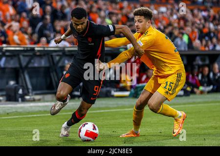 ROTTERDAM - (lr) Cody Gakpo aus Holland, Ethan Ampadu aus Wales während des Spiels der UEFA Nations League zwischen den Niederlanden und Wales im Feyenoord-Stadion am 14. Juni 2022 in Rotterdam, Niederlande. ANP PIETER STAM DE YOUNG Stockfoto