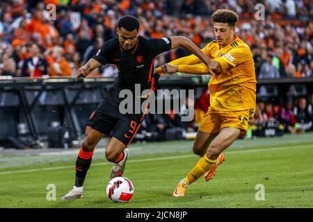 ROTTERDAM - (lr) Cody Gakpo aus Holland, Ethan Ampadu aus Wales während des Spiels der UEFA Nations League zwischen den Niederlanden und Wales im Feyenoord-Stadion am 14. Juni 2022 in Rotterdam, Niederlande. ANP PIETER STAM DE YOUNG Stockfoto