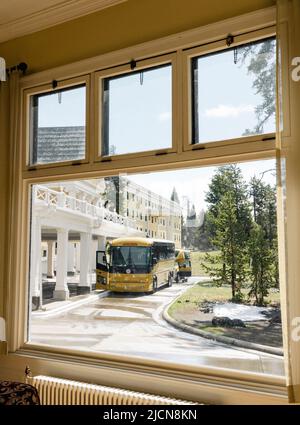 Yellowstone Park Tour Bus Passagier Van Business vor dem Lake Hotel abfahren oder ankommen mit Reisenden, die Sightseeing sind. Stockfoto