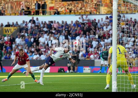 Wolverhampton, Großbritannien. 14.. Juni 2022. Jude Bellingham aus England (c) ist der Kopf des Tores. UEFA Nations League, Gruppe c Spiel, England gegen Ungarn im Molineux Stadion in Wolverhampton, England am Dienstag, 14.. Juni 2022. Nur zur redaktionellen Verwendung. Bild von Steffan BowenAndrew Orchard Sports Photography/Alamy Live News Credit: Andrew Orchard Sports Photography/Alamy Live News Stockfoto