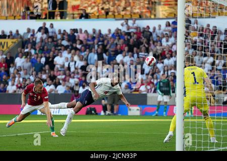 Wolverhampton, Großbritannien. 14.. Juni 2022. Jude Bellingham aus England (M) führt das Tor an.UEFA Nations League, Gruppe c Spiel, England gegen Ungarn am Dienstag, 14.. Juni 2022, im Molineux Stadion in Wolverhampton, England. Nur zur redaktionellen Verwendung. Bild von Steffan BowenAndrew Orchard Sports Photography/Alamy Live News Credit: Andrew Orchard Sports Photography/Alamy Live News Stockfoto