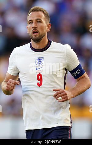 Wolverhampton, Großbritannien. 14.. Juni 2022. Harry Kane aus England schaut auf. UEFA Nations League, Gruppe c Spiel, England gegen Ungarn im Molineux Stadion in Wolverhampton, England am Dienstag, 14.. Juni 2022. Nur zur redaktionellen Verwendung. Bild von Steffan BowenAndrew Orchard Sports Photography/Alamy Live News Credit: Andrew Orchard Sports Photography/Alamy Live News Stockfoto