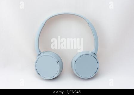 Nahaufnahme von grauen kabellosen Kopfhörern, isoliert auf weißem Hintergrund. Stockfoto
