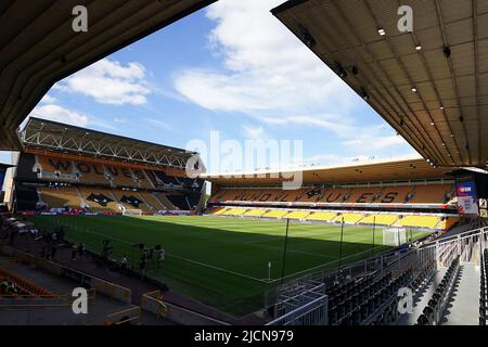 Wolverhampton, Großbritannien. 14.. Juni 2022. Ein allgemeiner Blick auf das Innere des Molineux-Stadions, Heimat des FC Wolverhampton Wanderers vor dem Start. UEFA Nations League, Gruppe c Spiel, England gegen Ungarn im Molineux Stadion in Wolverhampton, England am Dienstag, 14.. Juni 2022. Nur zur redaktionellen Verwendung. Bild von Steffan BowenAndrew Orchard Sports Photography/Alamy Live News Credit: Andrew Orchard Sports Photography/Alamy Live News Stockfoto