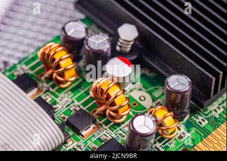 Elektronische Schaltung und Kühlflosse an Computer-Grafikkarte, Makro-Nahaufnahme Stockfoto